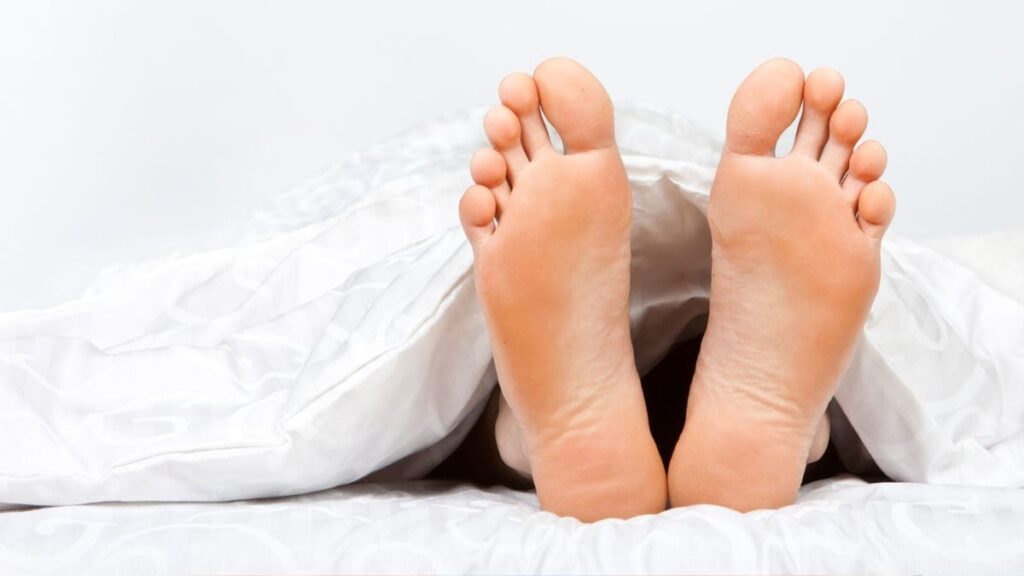 Dormir con los pies fuera según la ciencia