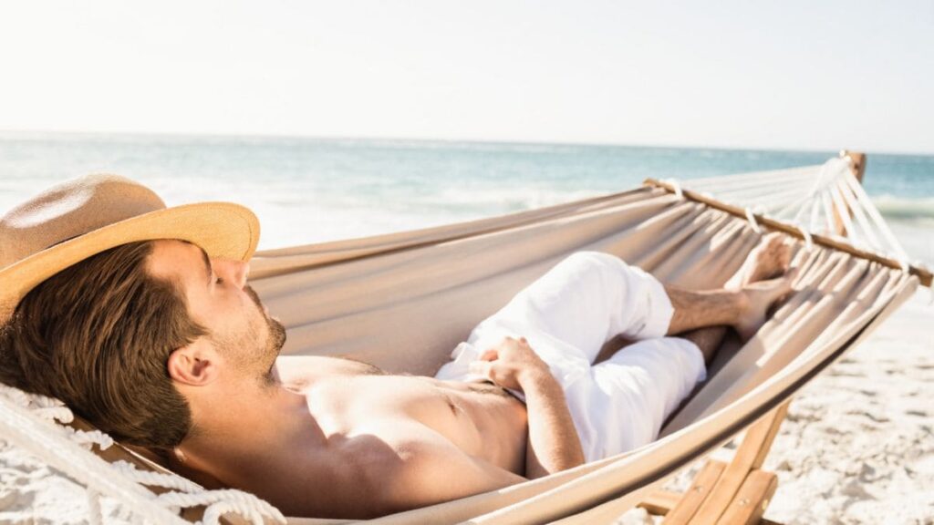 Multa por dormir en la playa