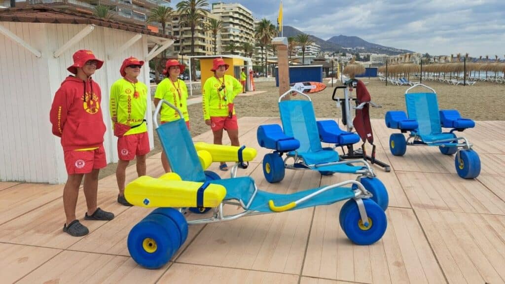 Dispositivo de playa accesible para personas con discapacidad o movilidad reducida de Fuengirola