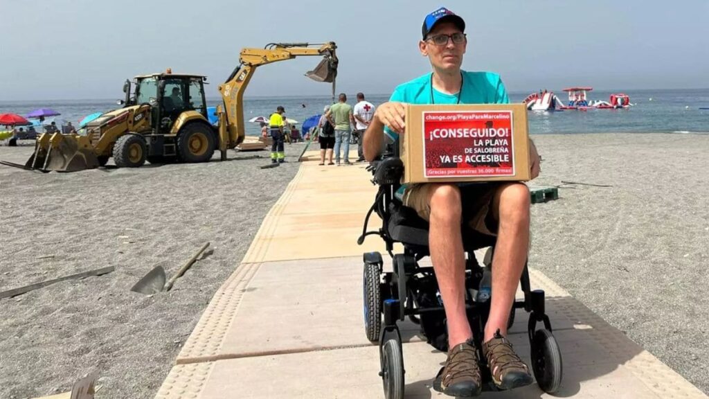 Marcelino Torres sobre la pasarela que va a hacer accesible la playa de Salobreña