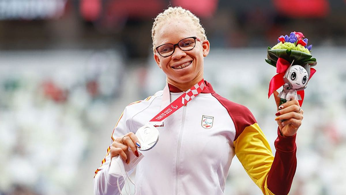 Adiaratou Iglesias con su medalla de plata conseguida en los Juegos Paralímpicos de Tokio 2020