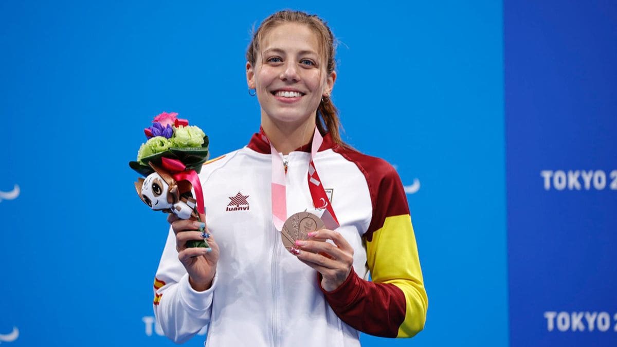 Nuria Marqués con una de las medallas ganada en los Juegos Paralímpicos de Tokio 2020