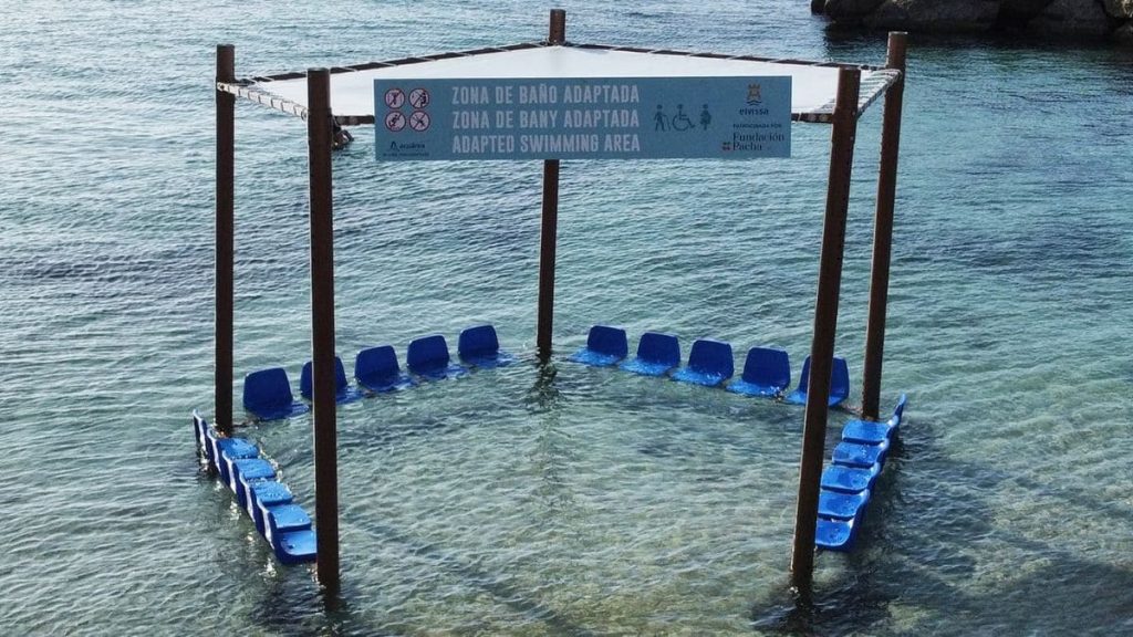 Zona de baño adaptada en la playa de ses Figueretes en Ibiza