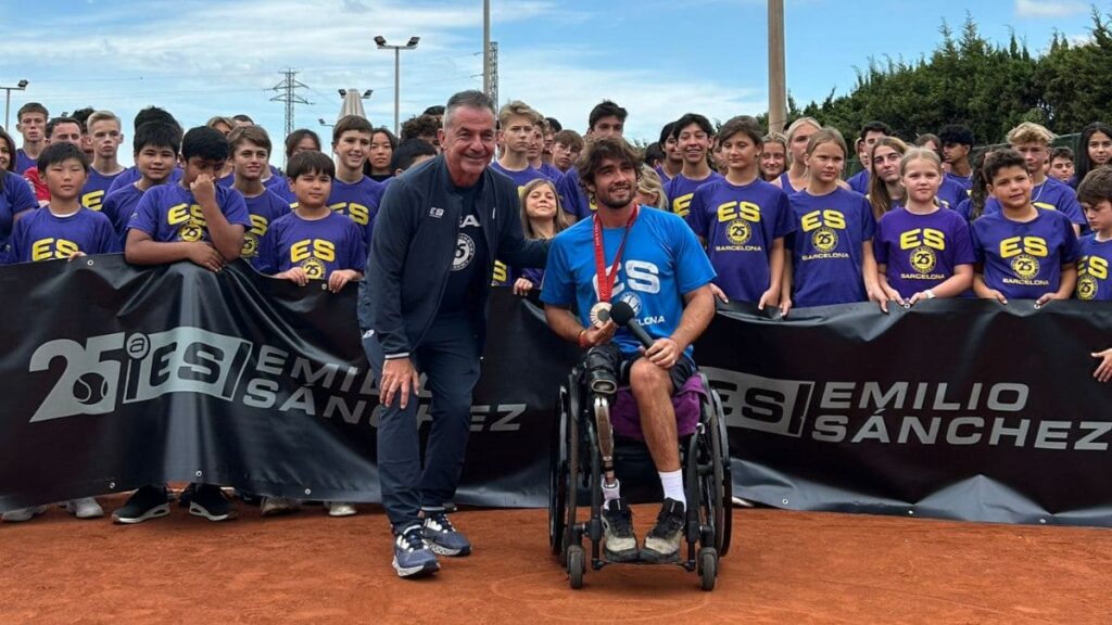 El tenista paralímpico Daniel Caverzaschi junto a Emilio Sánchez Vicario en su academia