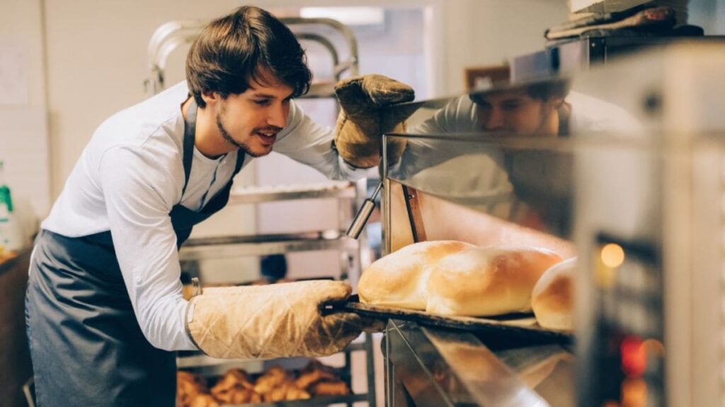 Un panadero holandés recomienda no guardar nunca el pan en plástico