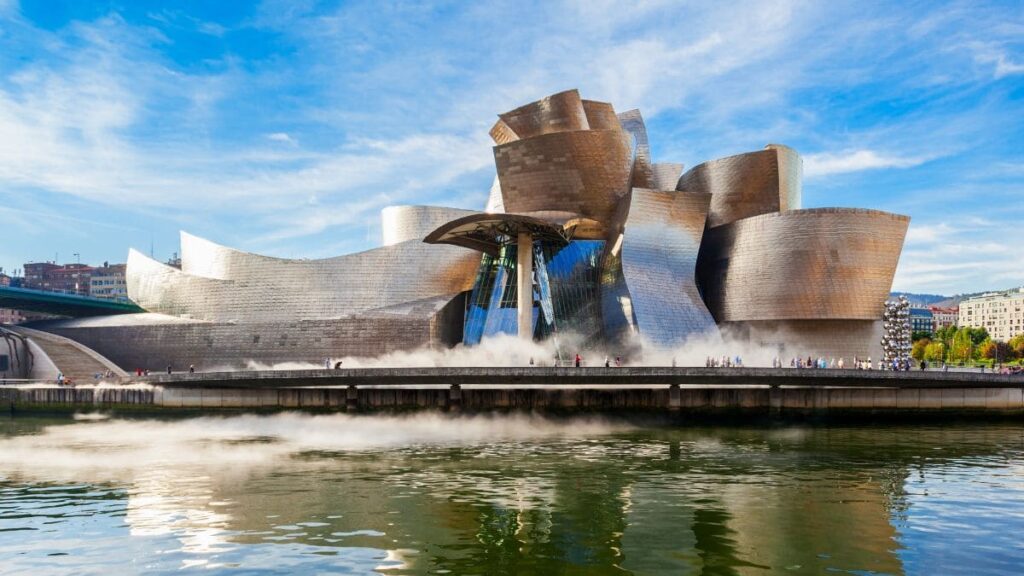 Museo Guggenheim situado en Bilbao, uno de los destinos accesibles referentes de la ciudad