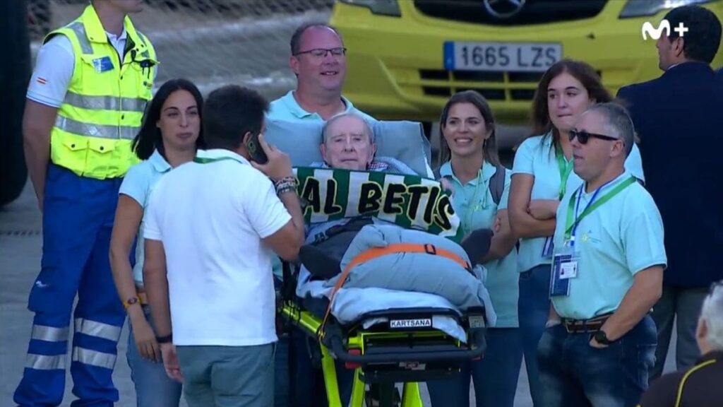 Paco Rodríguez, socio 105 del Real Betis Balompié, ve el partido de su equipo en camilla gracias a la Fundación Ambulancia del Deseo