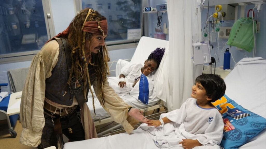 Johnny Depp se viste de capitán Jack Sparrow para visitar a los niños hospitalizados de San Sebastián