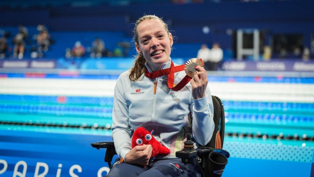 Marta Fernández posa con una medalla de bronce conseguida en los Juegos Paralímpicos de París 2024