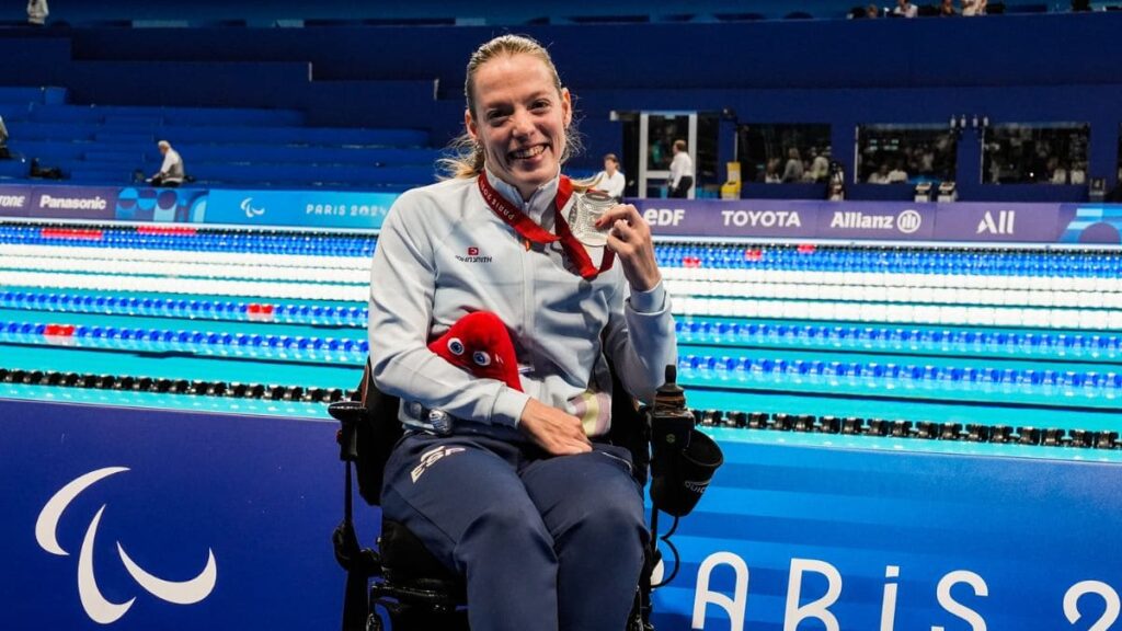 Marta Fernández posa con una medalla de bronce conseguida en los Juegos Paralímpicos de París 2024