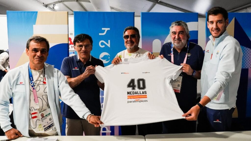 Miguel Carballeda, presidente del Comité Paralímpico Español, posa con una camiseta con las 40 medallas ganadas en París 2024