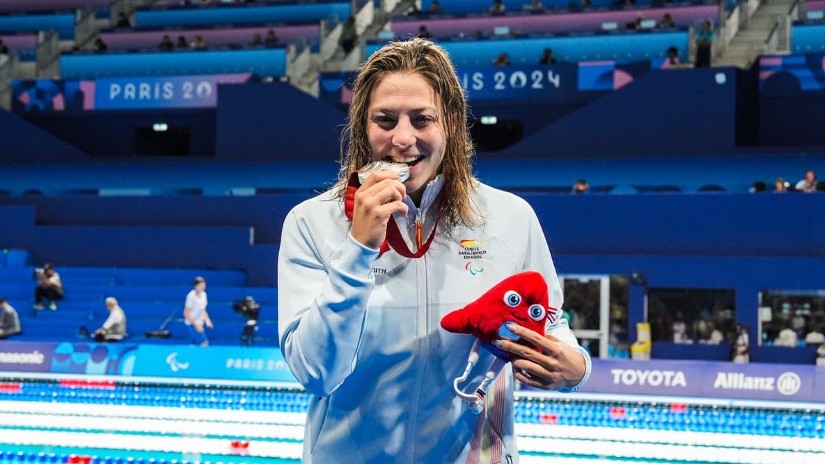 Nuria Marqués posa con su medalla de plata conseguida en 200 metros estilo