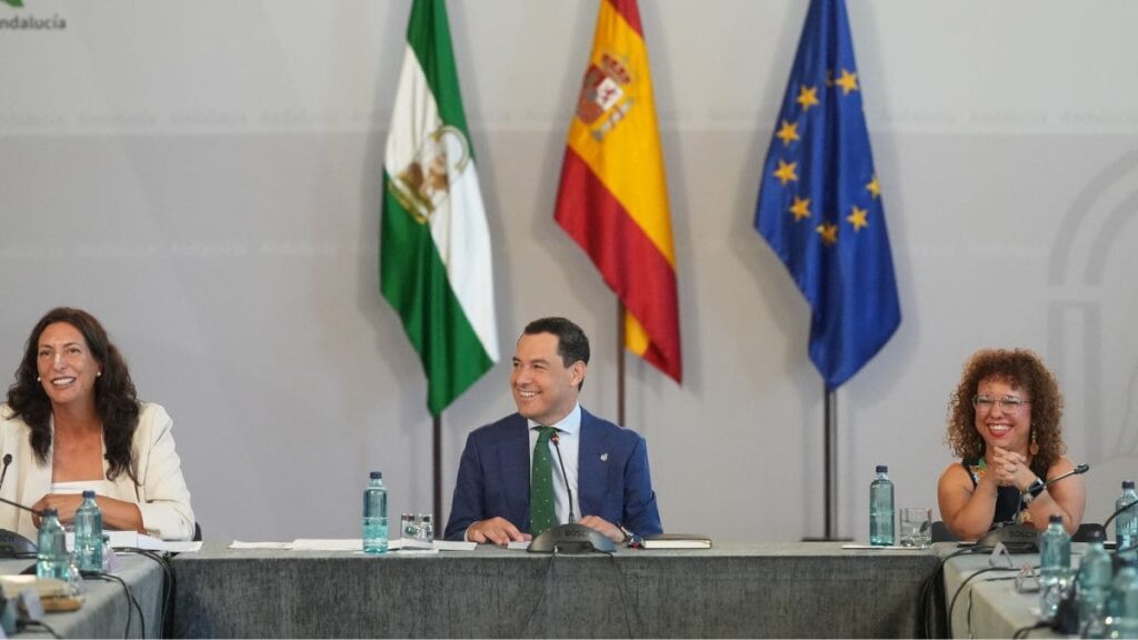 Loles López, Juanma Moreno y Marta Castillo, en la reunión de la Junta de Andalucía con el CERMI