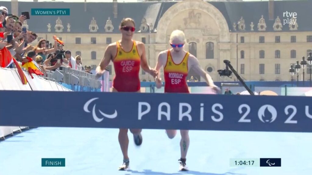 Susana Rodríguez y Sara Pérez justo antes de cruzar la meta en los Juegos Paralímpicos de París 2024