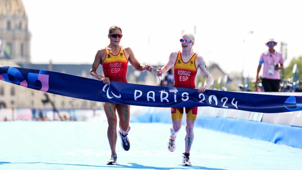 Susana Rodríguez y su guía, Sara Pérez, cruzan la meta del Triatlón en los Juegos Paralímpicos de París 2024