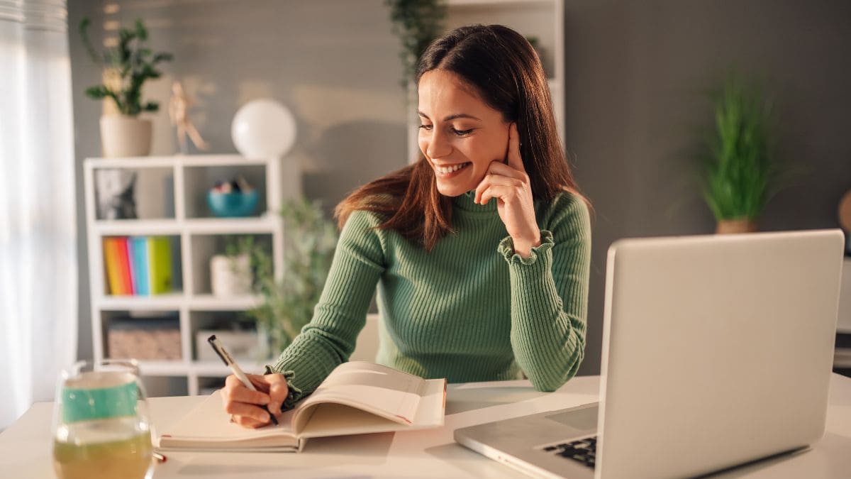 Joven buscando ofertas de empleo