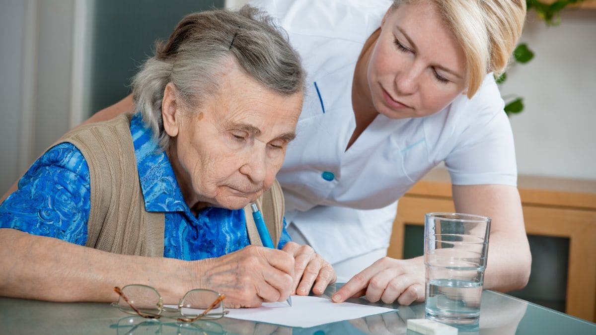 Obligan a una anciana a firmar un testamento