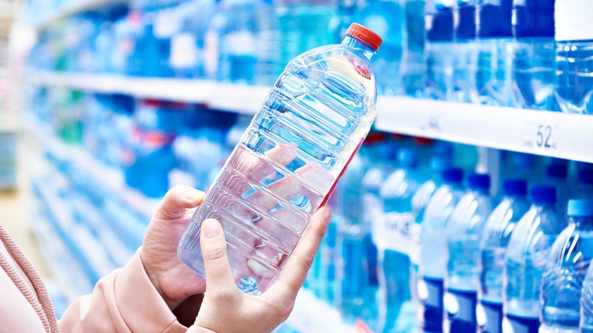 Botella de agua con etiqueta accesible en un supermercado