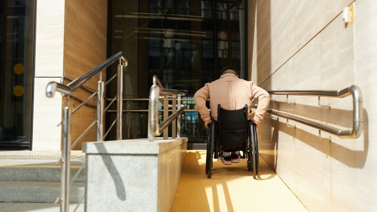 Rampa de accesibilidad para personas en silla de ruedas en un edificio