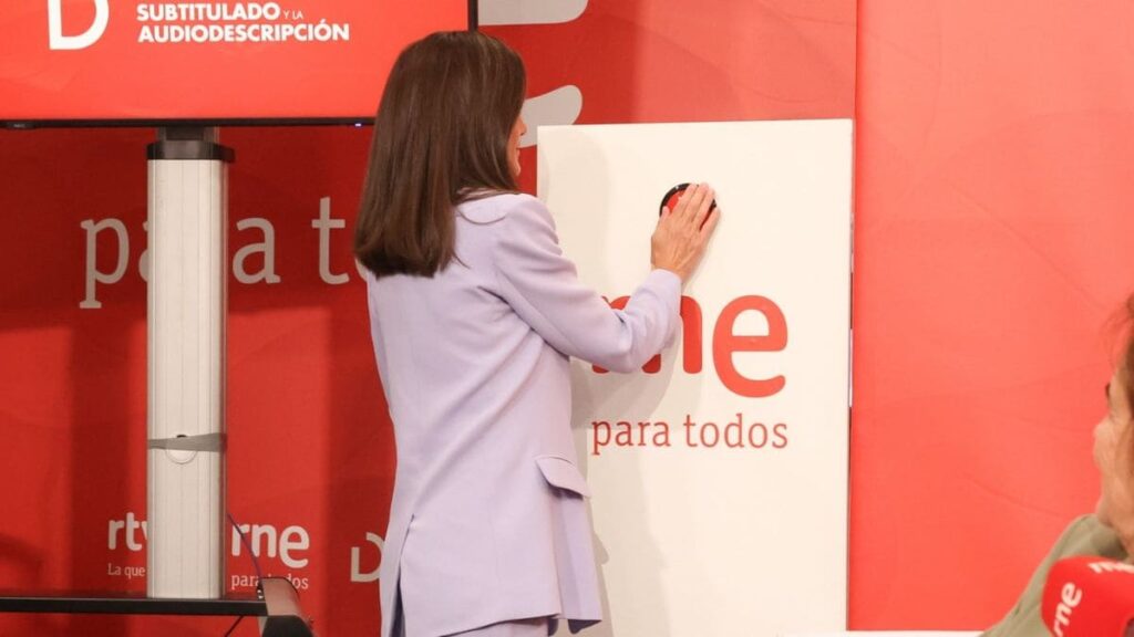 La reina Letizia estrena 'RNE para todos', servicio que hará accesible la radio a personas sordas