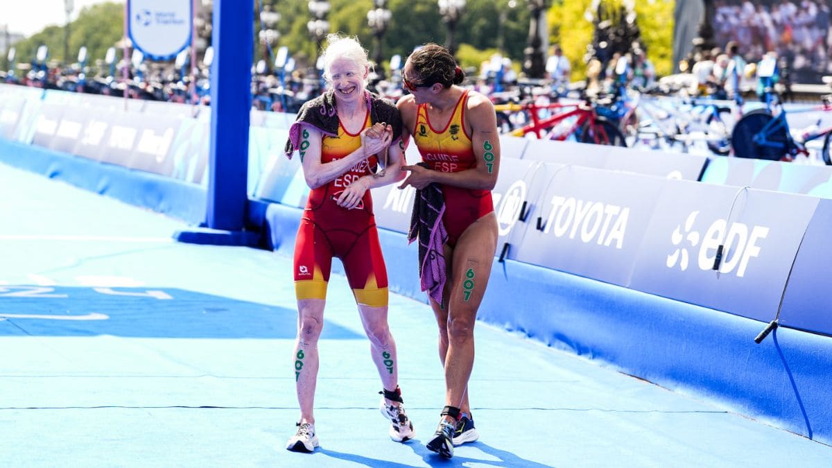 Susana Rodríguez tras proclamarse campeona en los Juegos Paralímpicos de París 2024 junto a su guía Sara Pérez