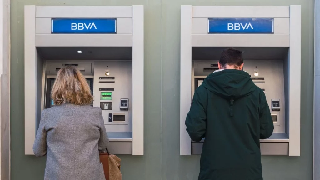 Retirada de dinero en efectivo en cajeros automático de BBVA