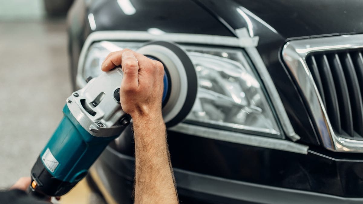 Cómo limpiar los faros de tu coche como el primer día con este ingrediente casero