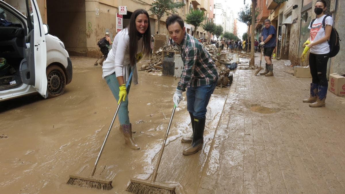 Eros Recio, joven con síndrome de Down, ayudando como voluntario en la DANA