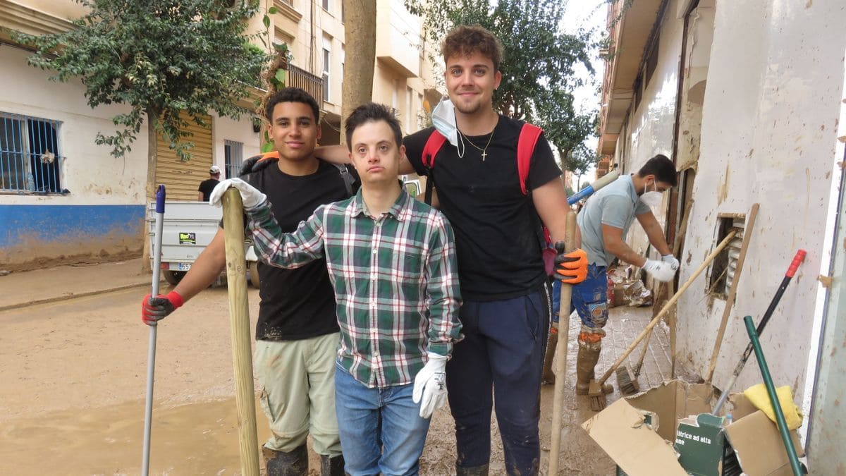 Eros Recio, joven con síndrome de Down, ayudando como voluntario en la DANA