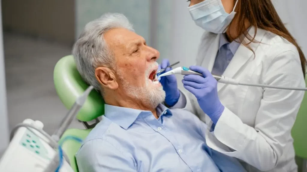 Las personas mayores pueden acceder a prótesis dentales gratuitas en Andalucía