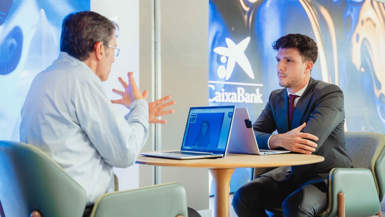 CaixaBank, primer banco que lanza un servicio de teleintérprete en lengua de signos en todas sus oficinas