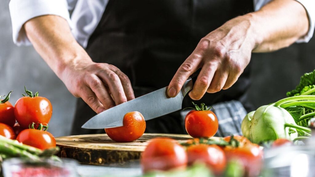 Incapacidad permanente total para un ayudante de cocina