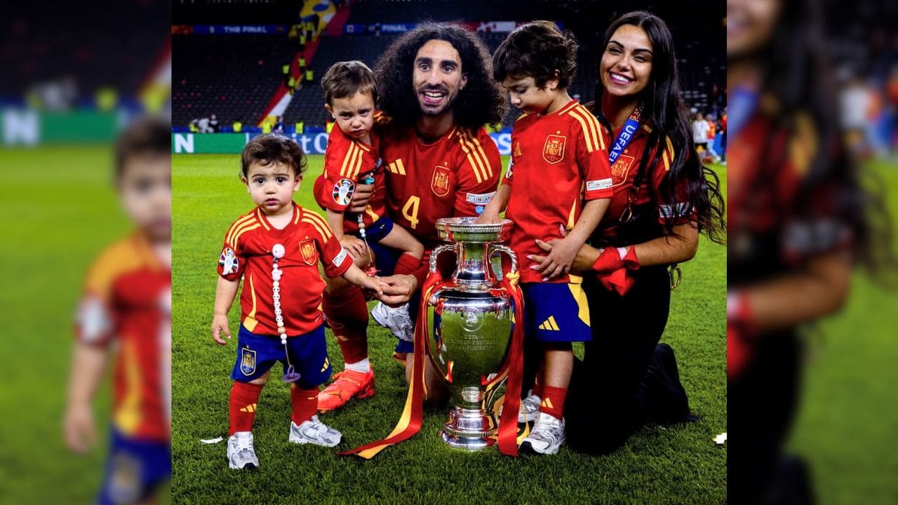 Marc Cucurella junto a su familia tras proclamarse Campeón del Mundo