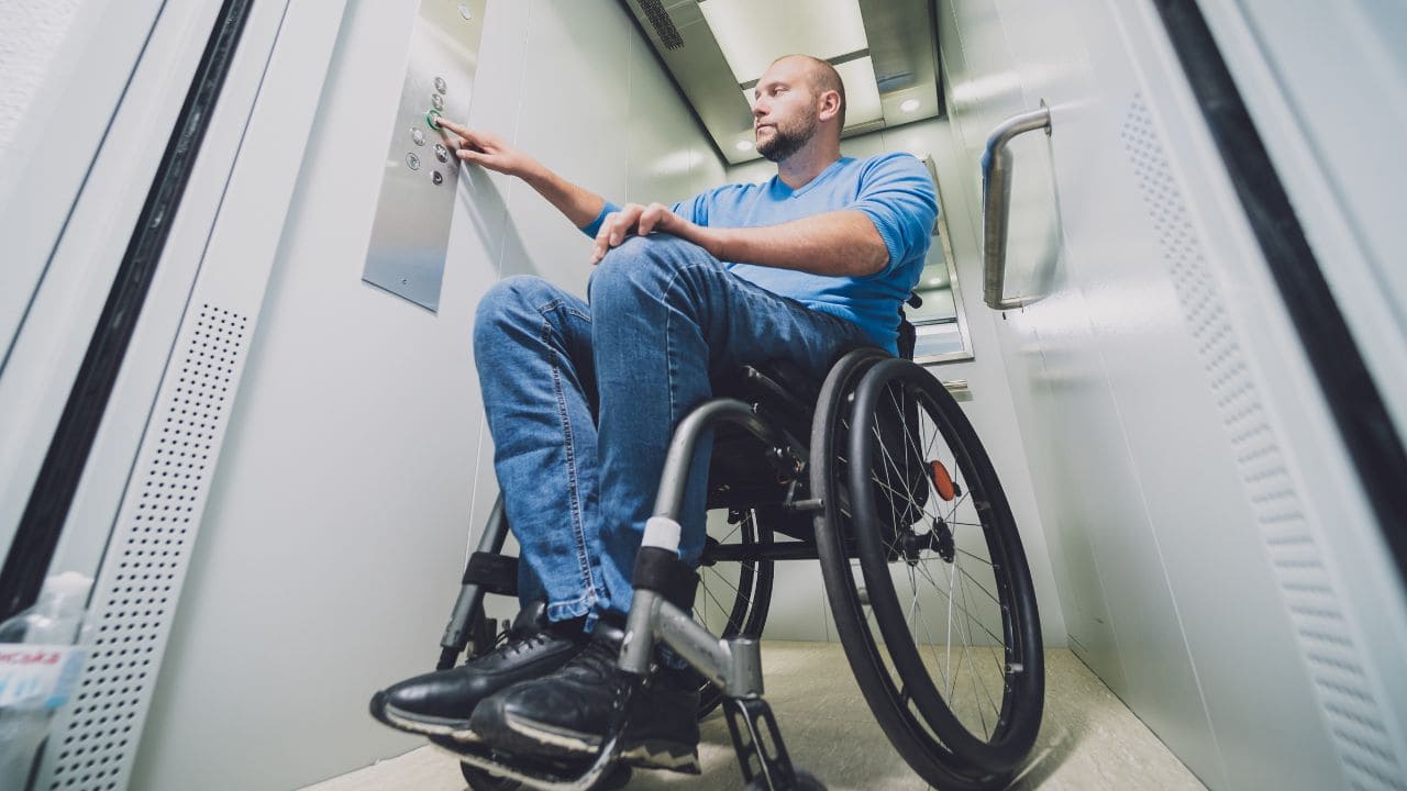 Obligación de instalar un ascensor en un edificio si un vecino lo solicita en España