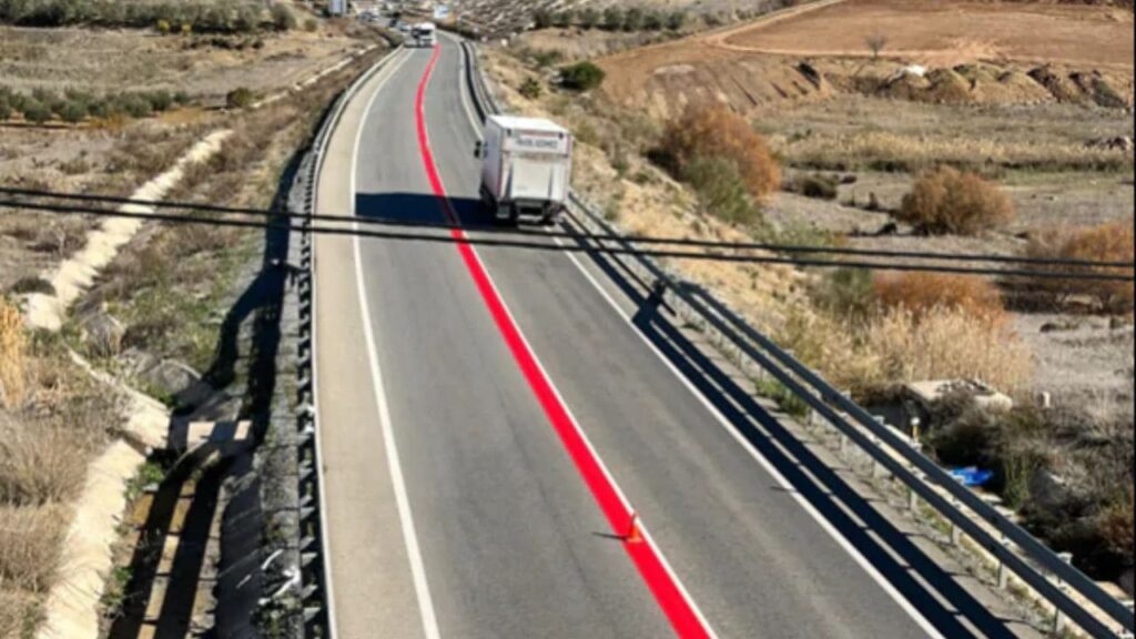 La DGT pinta una línea roja para advertir sobre el peligro de "la carretera de la muerte":