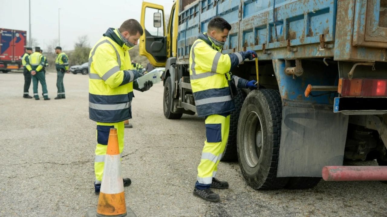 La DGT se pone seria con la vigilancia sobre camiones y autobuses: estas son las medidas de prevención