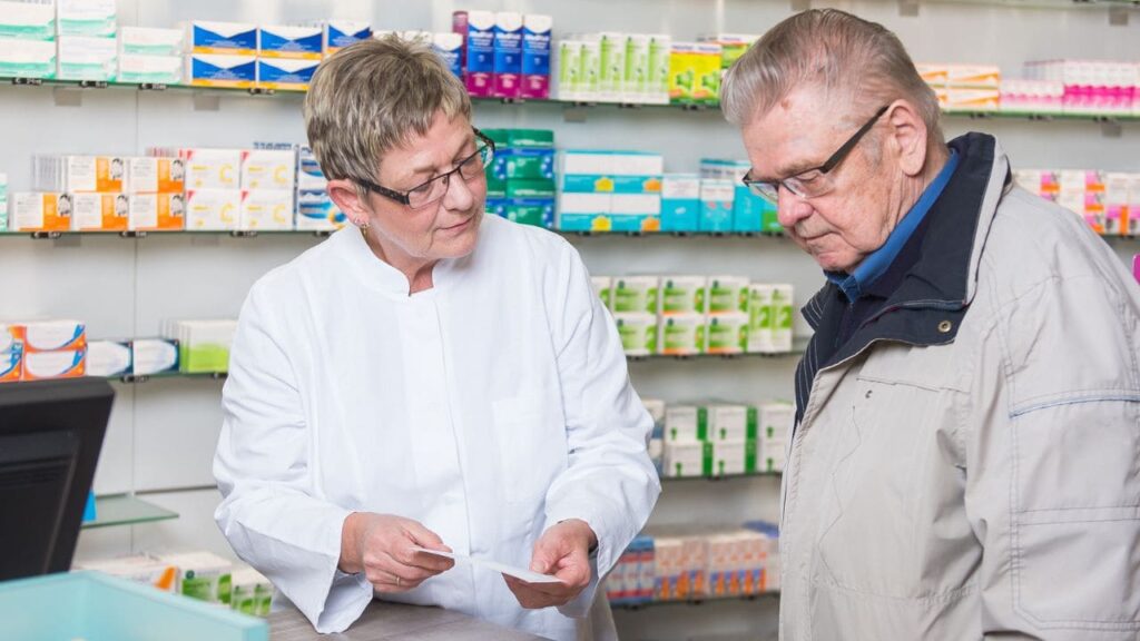 Pensionistas que tienen que pagar sus medicamentos en España en 2025