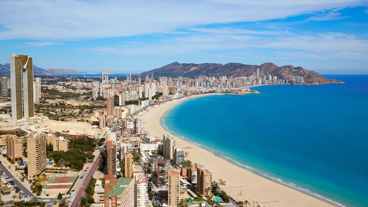 Viajes El Corte Inglés han lanzado una oferta para personas mayores para viajar a Benidorm a precio reducido como el IMSERSO