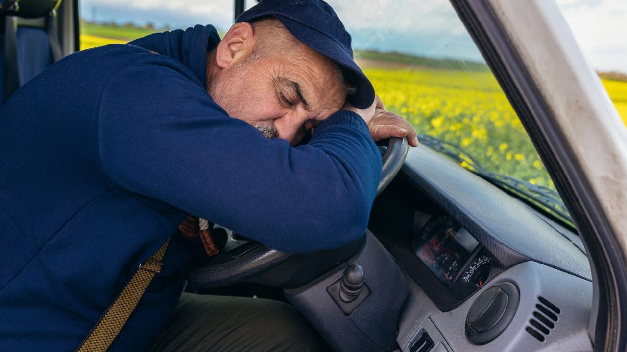 Despedido por quedarse dormido "12 minutos" en el trabajo: la justicia lo declara improcedente