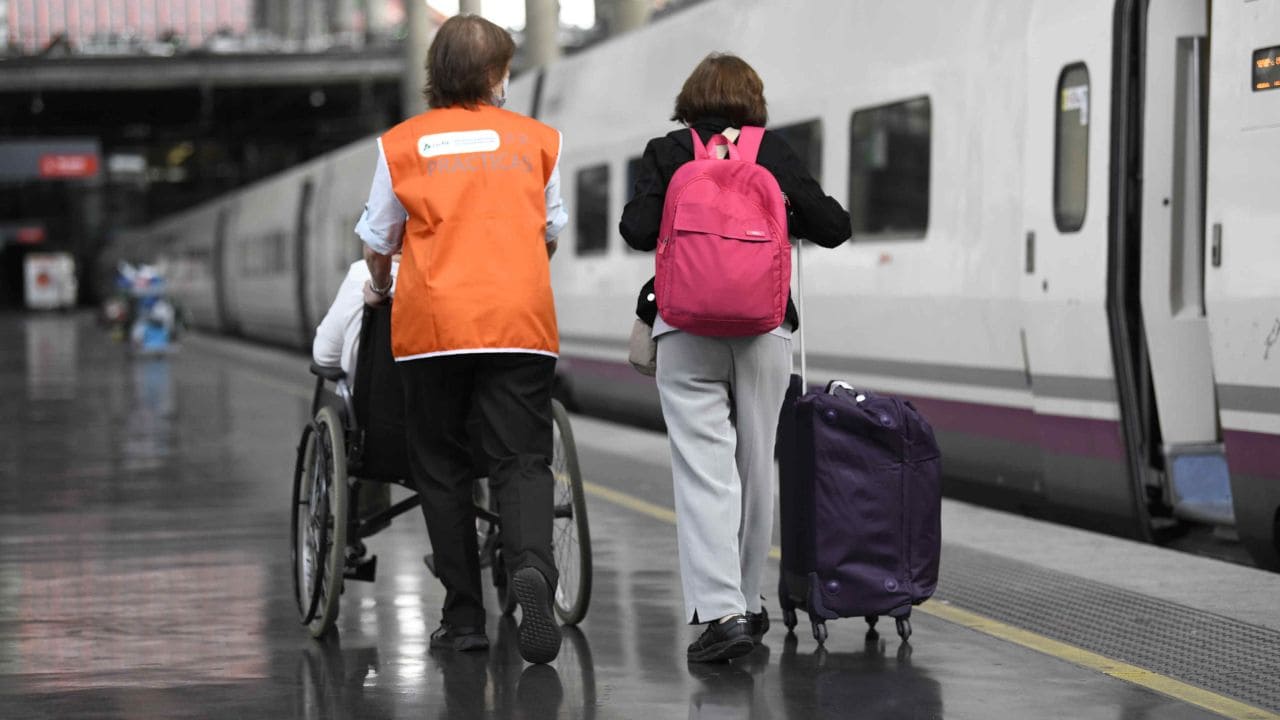 Renfe cuenta con el servicio Adif Acerca para las personas con discapacidad