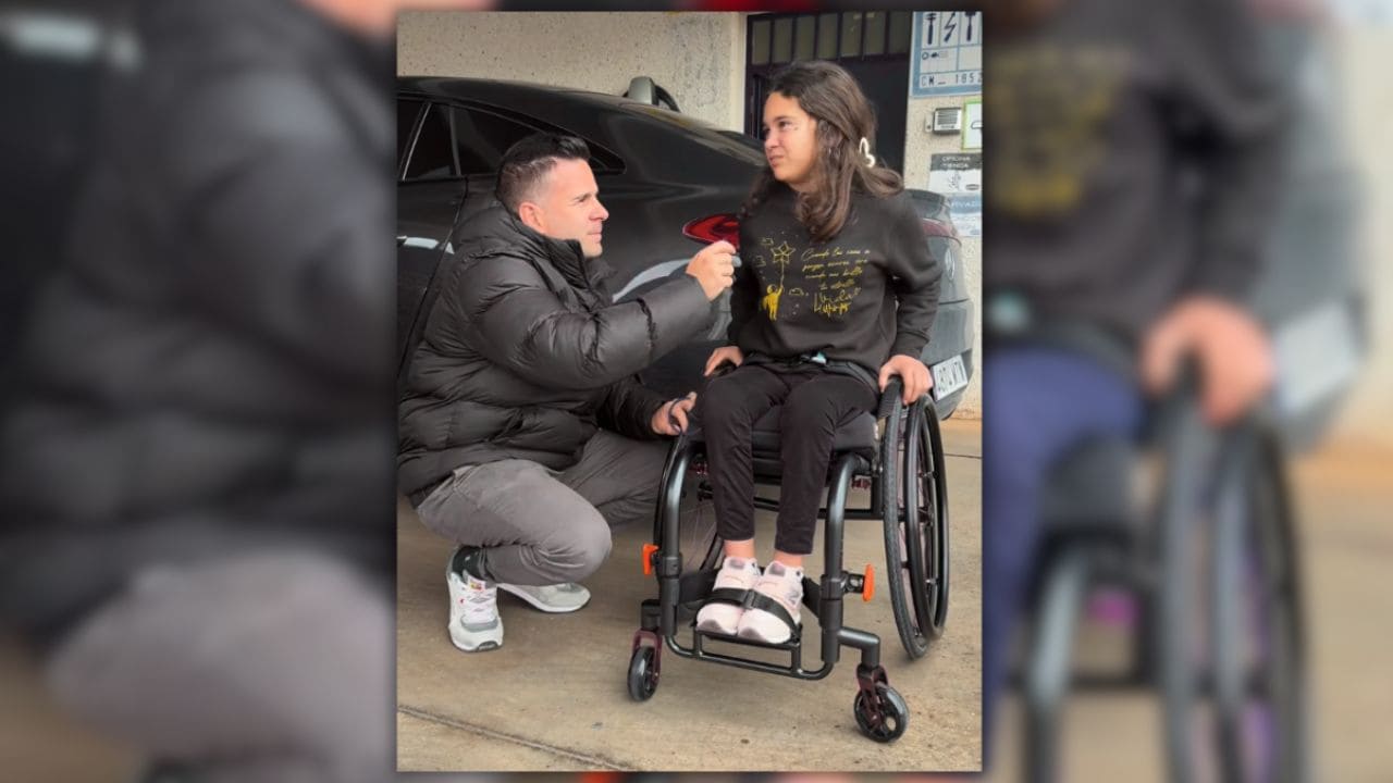 Lucia, Superlu, junto a Ángel Gaitán hablando sobre su nueva silla de ruedas