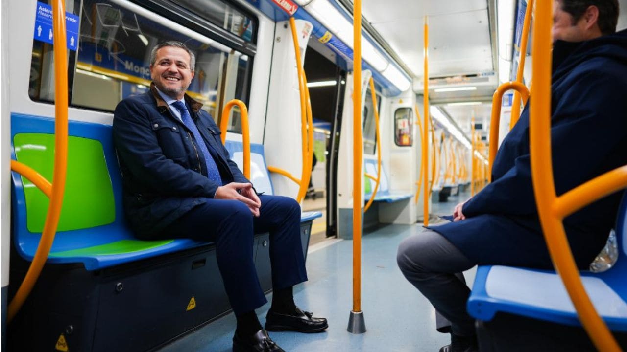 El Metro de Madrid aumenta los asientos verdes reservados para personas con movilidad reducida